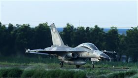 佳冬戰備道經國號IDF首次起降。（記者邱榮吉/屏東/拍攝）