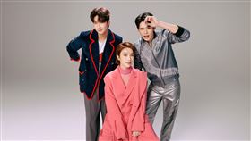 伊林娛樂名模藝人拍賀卡，祝賀大家蛇年平安如意。（圖／伊林提供）