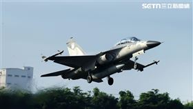 佳冬戰備道經國號IDF首次起降。（記者邱榮吉/屏東/拍攝）