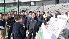 亞太棒球中心成棒主球場竣工  黃偉哲視察亞太國際棒球訓練中心成棒主球場工程提前竣工，將成為全台最大規模室外棒球基地，台南市長黃偉哲（前右）21日前往視察，盼驗收合格後能提供球迷優質觀賽體驗。（台南市政府提供）中央社記者林巧璉傳真  114年1月21日