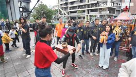 ▲艋舺青山宮赴三立電視進行副爐主過爐大典。（圖／寶島神很大）