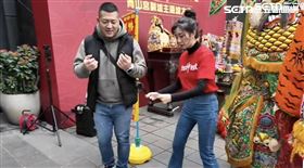▲曾甜向草爺展示持淨爐的動作。（圖／寶島神很大）