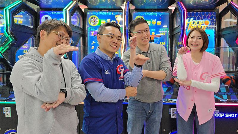 藍委PK籃球機！洪孟楷被懲罰超輕鬆