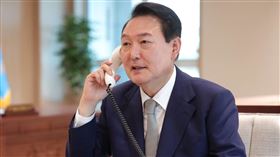 尹錫悅發表緊急談話，宣布實施緊急戒嚴令。（圖／翻攝自윤석열）
https://www.facebook.com/sukyeol.yoon/photos