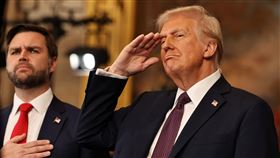 川普（右）正式上任，關稅政策引發全球矚目。（圖／路透社／達志影像）