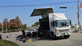 糗了！大貨車側門沒關好⋯機械零件噴滿地