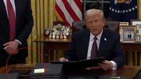 川普重返白宮，辦公桌上神祕紅色按鈕（紅圈處）回歸。（圖／翻攝CSPAN）