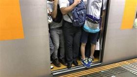 部分民眾搭乘台北捷運時，不會將後背包抱在胸前或改為手提，但這行為在日本的地鐵或電車卻是大忌。（圖／翻攝自臉書粉絲專頁「日本人的歐吉桑」）