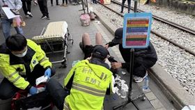菲籍女遊客在十分火車站與火車「合照」，被撞倒險遭輾。（圖／翻攝畫面）