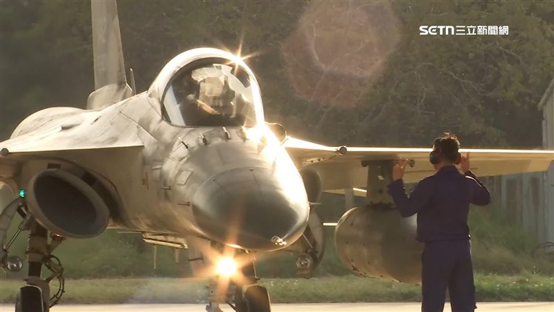 由於今天早上共機越界，澎湖機場的經國號戰機緊急升空攔截。（圖／翻攝畫面）
