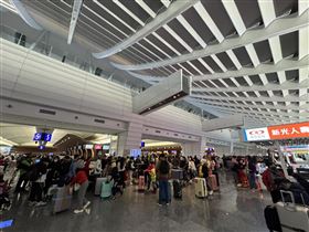 財經作家「阿格力」在臉書上分享清償5點30分桃園機場人潮
（圖／翻攝自「阿格力」臉書）