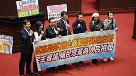 立院三讀114年度總預算  民眾黨立委合影立法院會在歷經跨日的不斷電表決後，終於在21日下午三讀通過114年度中央政府總預算案。圖為民眾黨立委黃國昌（中）等人在議場內拉起「民主審議 讓民眾黨為人民把關」字條合影。中央社記者王飛華攝  114日1月21日