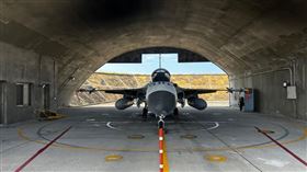 空軍清泉崗基地,胡姓女士官長,IDF經國號戰機,進氣口，機堡，關車，輪檔(圖／翻攝自IDF經國號臉書)