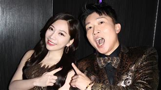 蔡尚樺金色馬甲、開高衩　激辣身材被看光