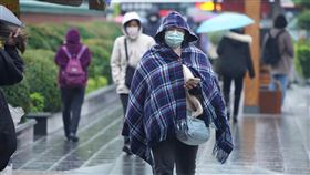 白天起寒流減弱氣溫回升（2）中央氣象署指出，25日清晨各地仍偏冷，中部以北多處不到攝氏10度，白天起寒流將減弱，各地氣溫逐漸回升。圖為25日台北市中山區民眾披著毛毯禦寒。中央社記者徐肇昌攝  113年1月25日