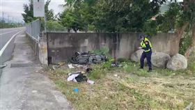 台9線台東縣卑南鄉賓榔路段今天（22日）發生一起死亡車禍，一名年約30多歲的男子騎機車行經該路段時，不明原因撞上果園的圍牆，居民聽聞巨響發現車禍報案求助，警消人員到場救援時，傷者已無呼吸心跳，經送醫急救仍不治，詳細肇事原因仍待警方調查釐清。