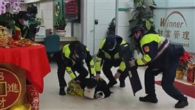 春節將屆，民眾如有大額現金存提款，可向所在地警察機關或金融機構提出申請。(圖／內政部提供)