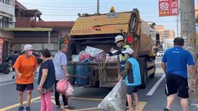 彰化公布春節垃圾收運日期  須配合清潔隊彰化縣環保局22日公布26鄉鎮市公所春節期間垃圾收運時間，並提醒非定點清運時間勿丟垃圾，以免影響環境衛生，隨意丟棄最高可罰新台幣6000元。圖為福興鄉沿線清運。（彰化縣環保局提供）中央社記者蕭博陽彰化傳真  113年12月22日