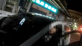 2人不顧員警安危，直接加速油門逃離。（圖／警方提供）