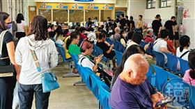 一到過年節慶，各大監所擠滿前來探親的人潮。