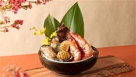 1/25至2月底在全台「藝奇 和牛岩板燒日本料理」（不適用於台北南京東店）完成拍照打卡便可獲贈「極上海味盛合」。（圖／品牌業者提供）