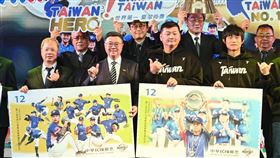 行政院長卓榮泰今(22)日出席「2024年第3屆世界12強棒球錦標賽冠軍紀念郵票」發行典禮。（圖／行政院提供)