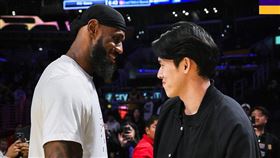 剛宣布要加盟道奇隊的日本強投佐佐木朗希來到湖人主場看球還跟巨星詹姆斯打招呼寒喧。（圖／翻攝自湖人隊官方X）