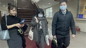 ▲陳佩琪（中）在律師陪同下，不發一語離開地檢署。（圖／翻攝畫面）