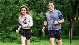 李嫣（左）與李亞鵬（右）感情不錯。（圖／翻攝自微博）