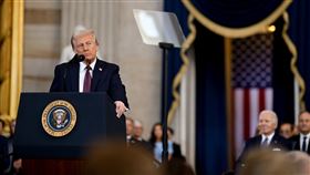 ▲川普一上任即狂簽數十項行政命令，宣布取消聯邦政府內DEI計畫。（圖／翻攝自白宮官方X）