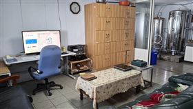 玉山氣象站職員分享山上日常，氣象站內除了有飛輪之外，還有大型加熱桶。（圖／玉山氣象站提供）