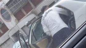 疑玩壞車窗！父「狂毆12拳」兒尖叫大爆哭