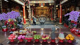 木柵集應廟示範過年期間參拜所需準備的供品。（圖／木柵集應廟提供）