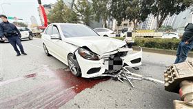 整台賓士車車頭毀損不堪。（圖／翻攝畫面）