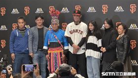 ▲陽東益帶著全家一起參加陽念希的加盟記者會。（圖／記者黃耿誼攝影）