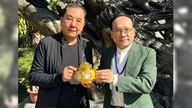 ▲名門易理楊登嵙教授（右）與竹山鎮紫南宮主委莊秋安（左）手持2025年蛇年「錢母」套幣。（圖／楊登嵙提供）