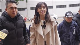 涉誣告案  高虹安高院出庭（2）筆名翁達瑞的旅美教授陳時奮因論文案遭被停職的新竹市長高虹安提告誹謗，陳時奮後又對高虹安提出誣告，一審台北地院判高虹安敗訴，高虹安上訴後，9日於台灣高等法院開庭二審。高虹安（中）抵達高院時，面對媒體提問，不發一語。中央社記者徐肇昌攝  114年1月9日