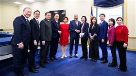 川普就職典禮台灣跨黨派慶賀團。（圖／翻攝自韓國瑜臉書）