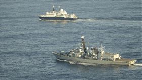 俄間諜船再度現蹤  海軍巡防艦伴航監控繼去年11月後，俄羅斯間諜船「琥珀」（後）近日再度現蹤英國水域，英國海軍出動巡防艦「薩默塞特」（前）伴航監控。（英國國防部提供）中央社記者陳韻聿倫敦傳真  114年1月23日