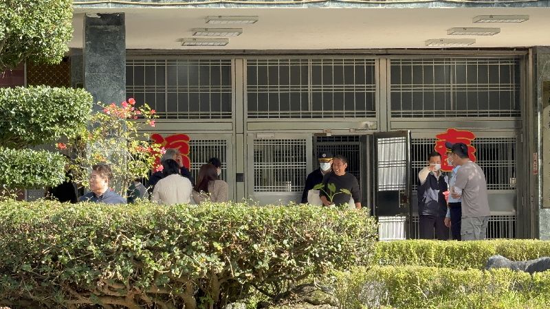 導演鈕承澤（右4）因性侵被判刑4年定讞，服刑近3年5月，獲假釋出獄，背著簡單行李、手拿盆栽，帶著笑容走出大門，對著警衛、花蓮監獄人員點頭道謝