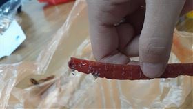 肉乾內竟出現鋼絲，讓消費者當場嚇壞。（圖／翻攝畫面）