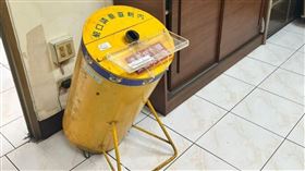 高雄市仁武分局一名派出所所長18日退勤清槍時，因未卸彈匣，導致槍枝走火，子彈打入清槍桶中，雖然未造成人員傷亡，分局決議將該名所長記過1次，值班巡佐、分局長、督察組長也各申誡1次處分。