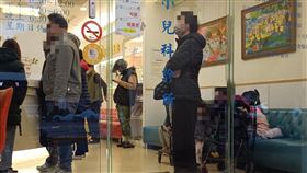 看診、流感、感冒、診間、民眾排隊看診。（圖／記者陳韋帆攝影）