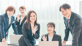 ▲上班族領到年終獎金是投股還是投保，趨勢出爐。（圖／台灣人壽提供）