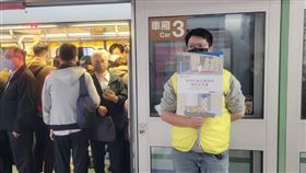 台北捷運出動服務人員在四大重點車站舉牌、拿擴音器勸導民眾遵守乘車禮儀。（圖／北捷提供）