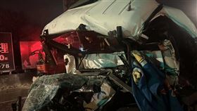 駕駛受困於變形的車頭內，動彈不得。（圖／翻攝畫面）