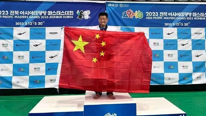 李東憲曾在亞太壯年運動會拿下銅牌,卻在頒獎台上高舉五星旗,引發爭議(圖/翻攝自微博)