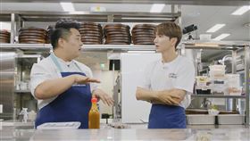 利特（右）與李元日構想客家料理如何升級。（圖／客家電視提供）