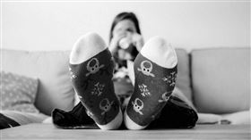 ▲羅馬尼亞一名34歲女子內亞戈（Adriana Neagoe）平時自己一個人住，家人失聯數日報案，警方破門進入發現她已過世，屍體已遭她生前飼養的2隻狗狗啃掉一半。（示意圖非當事人／Pixabay）