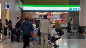 有民眾在板橋高鐵車站看到有售貨員不小心把飲料弄倒一地，有多位好心人紛紛蹲下幫忙收拾，他拍下分享到網上暖暈一眾網友。（圖／翻攝自Threads／heerhsiao）